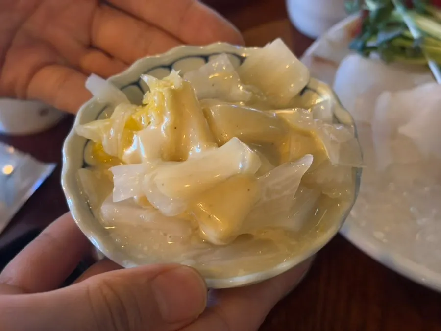가득 리필해 준 백김치 접시