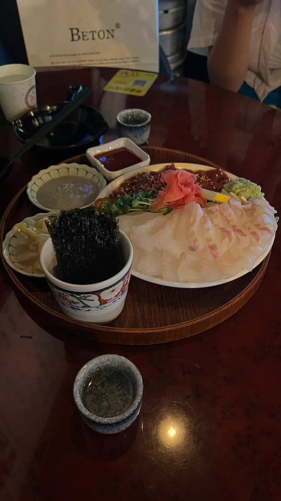광어회와 육회가 함께 담긴 광반육회