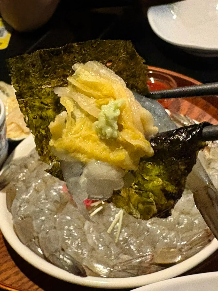 조미김에 새우와 묵은지를 올린 한 입