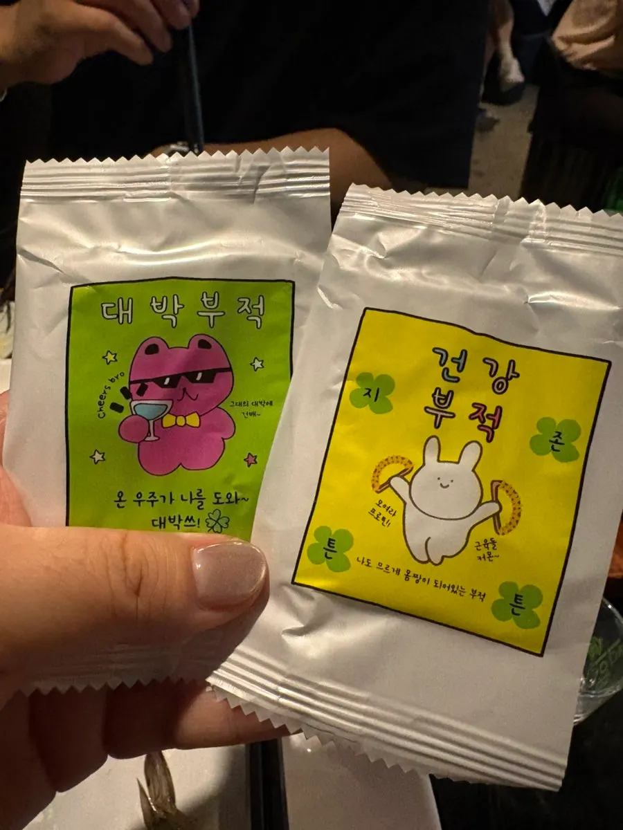서비스로 나온 새우머리튀김