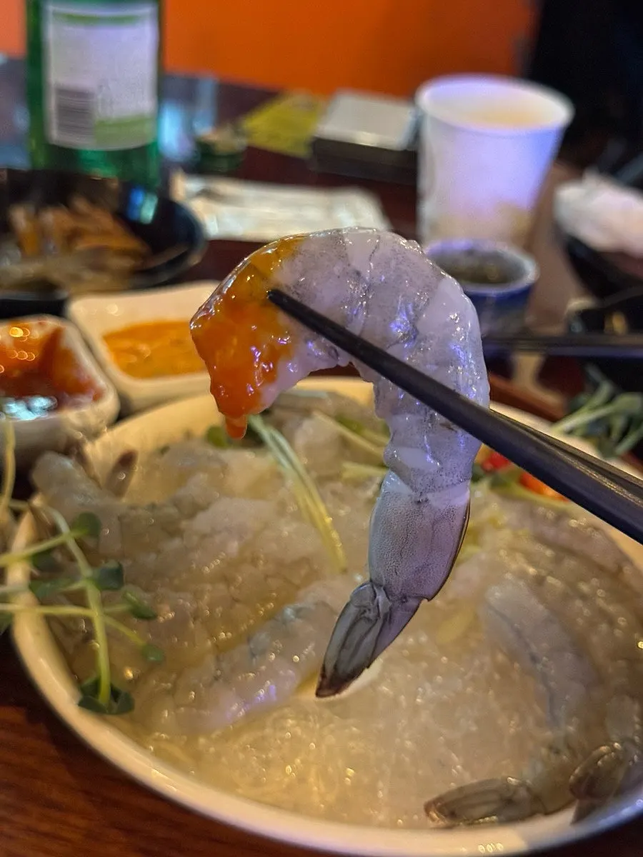 Raw shrimp sashimi dipped in vinegar-chili sauce
