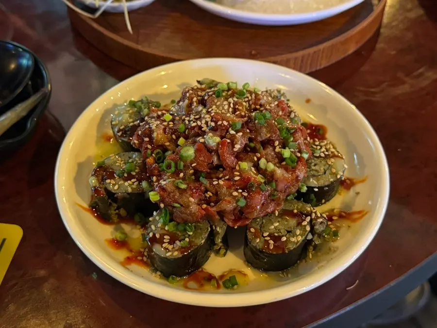 A full plate of yukhoe maki priced at ₩25,000