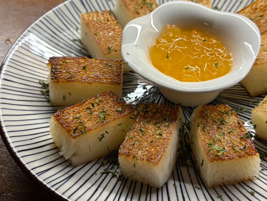 A plate of butter-grilled rice cake