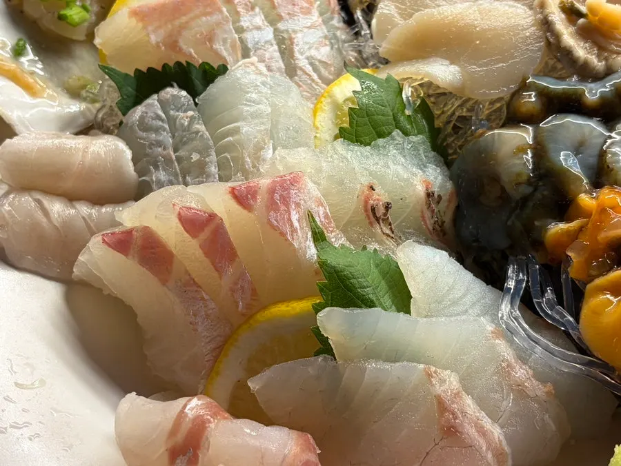 Aged sashimi and seafood arranged on the mixed platter