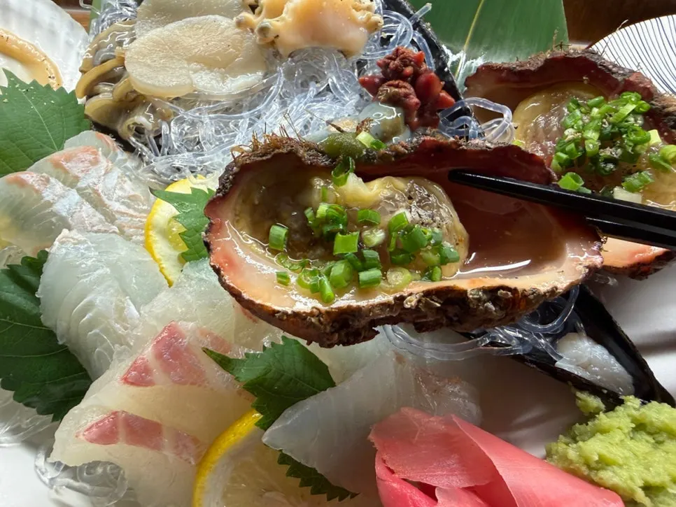 Scallop sashimi topped with sesame oil