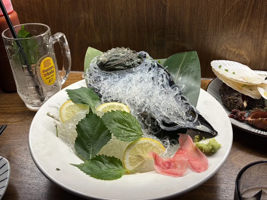 Remaining aged sashimi and seafood at the end of the meal