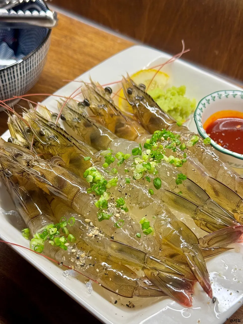 จานกุ้งดิบตามฤดูกาลที่ปอกเปลือกมาให้