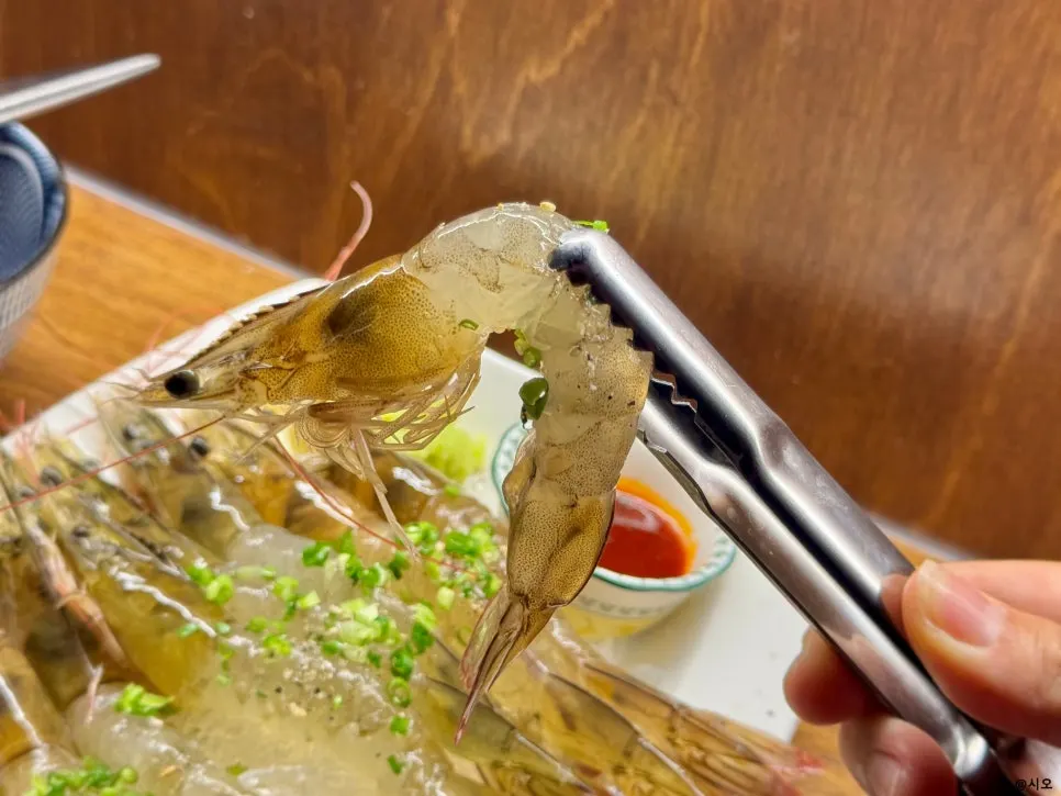 กุ้งดิบที่ยังมีชีวิตดิ้นบนตะเกียบ