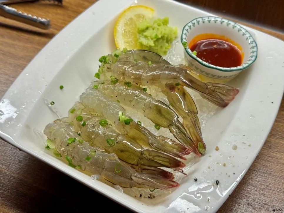 ซอสบุลดักสีแดงที่เสิร์ฟคู่กุ้งดิบ