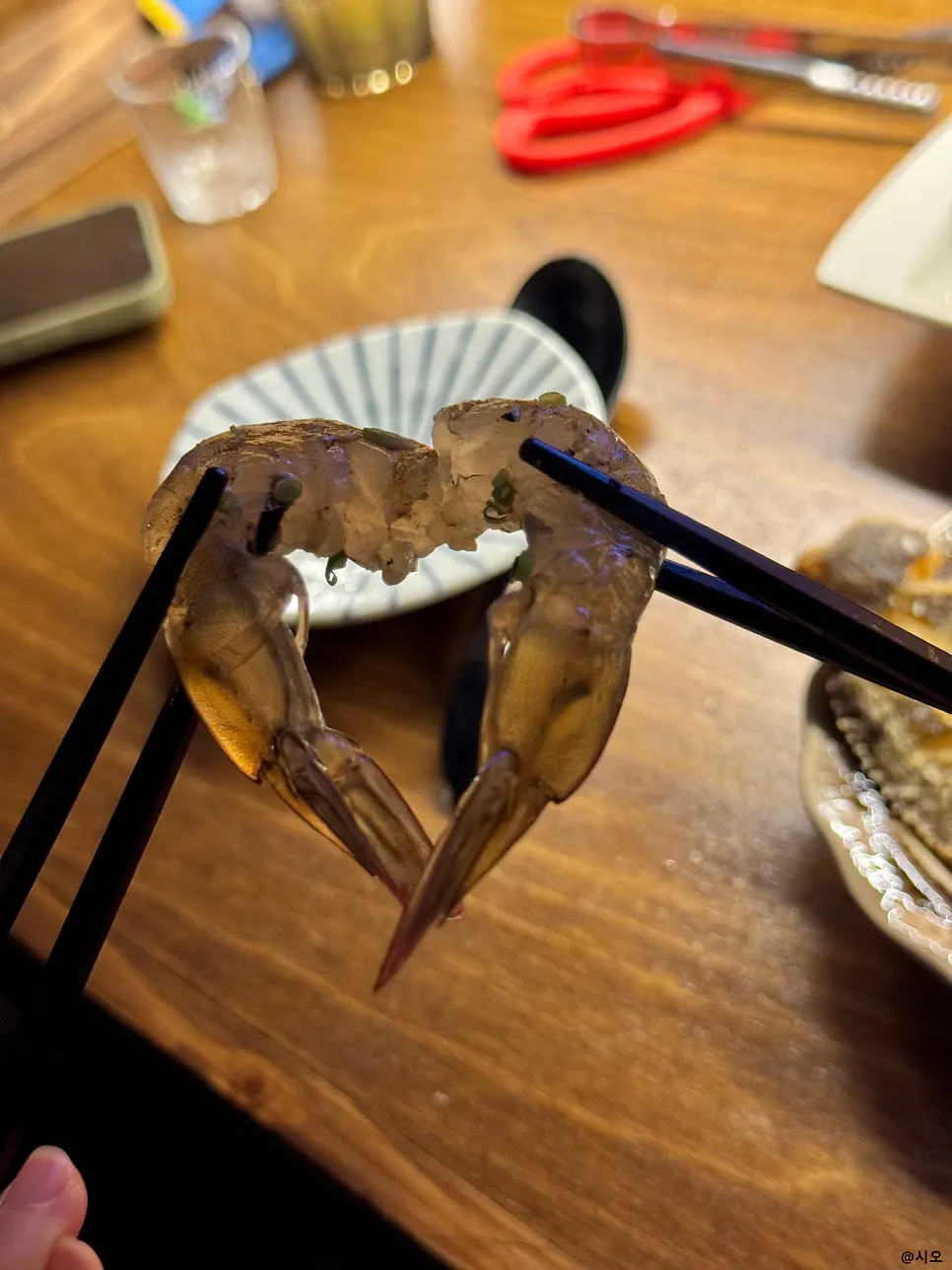 กุ้งดิบชิ้นหนึ่งจิ้มซอส