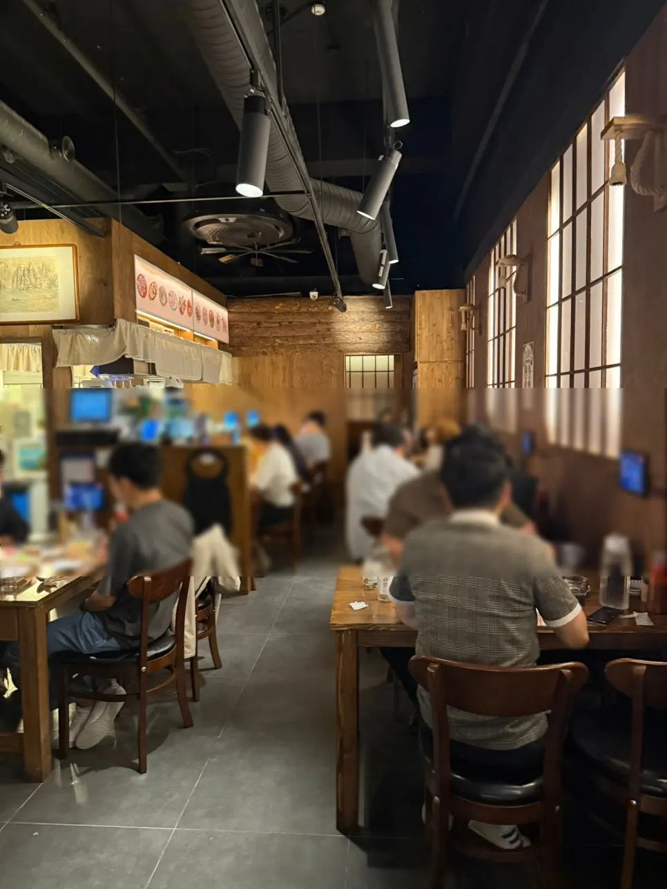 수산장 동탄점 내부 홀 테이블