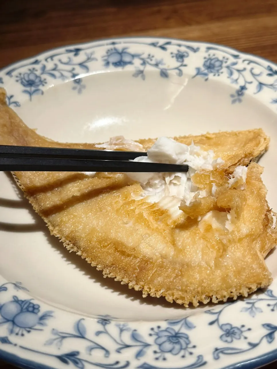 노릇하게 구워진 가자미 구이 접시