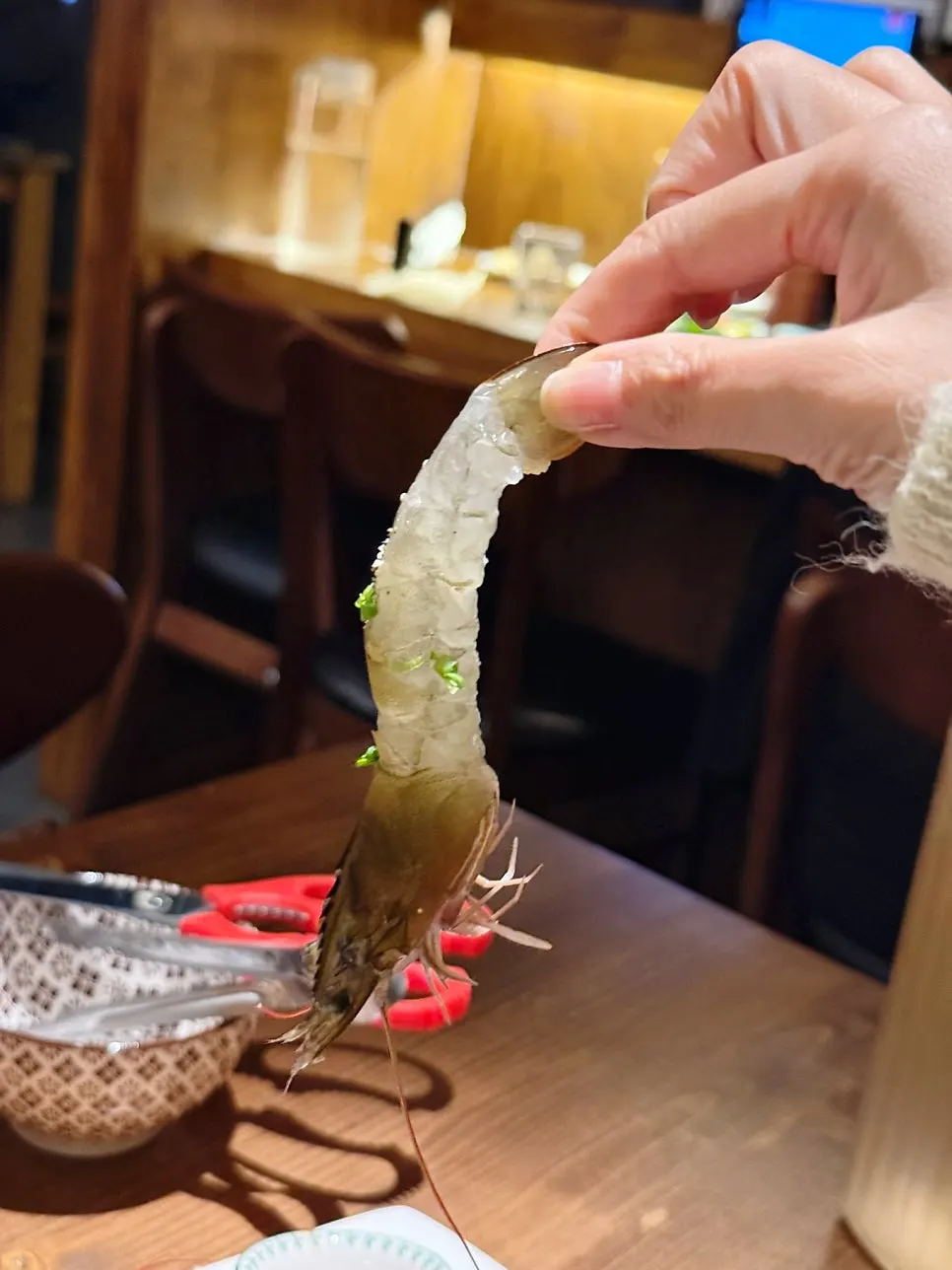 껍데기를 깐 제철 생새우회