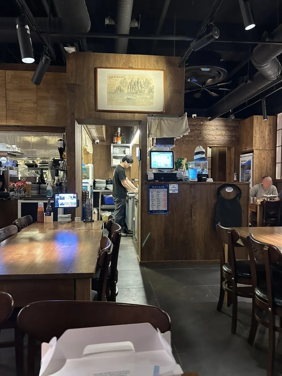 Dimly lit interior of Susanjang Dongtan Branch