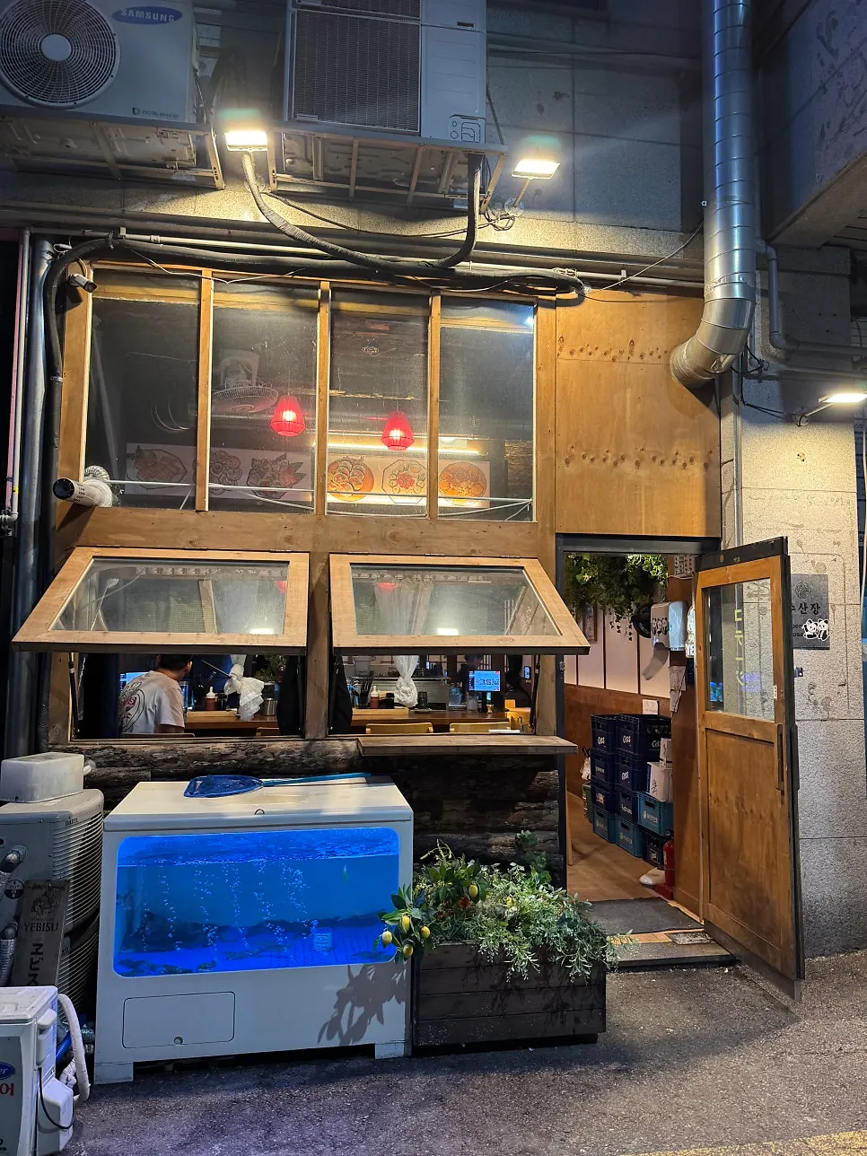 안산 고잔동 수산장 매장 전경