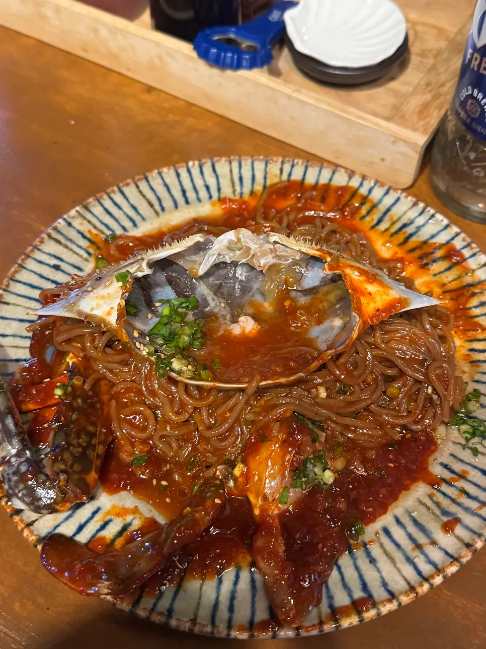 메밀면에 꽃게 양념을 비빈 모습