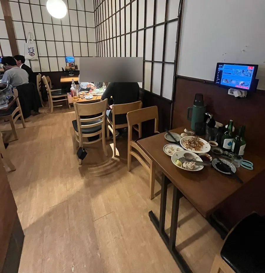 수조 안에서 헤엄치는 활새우