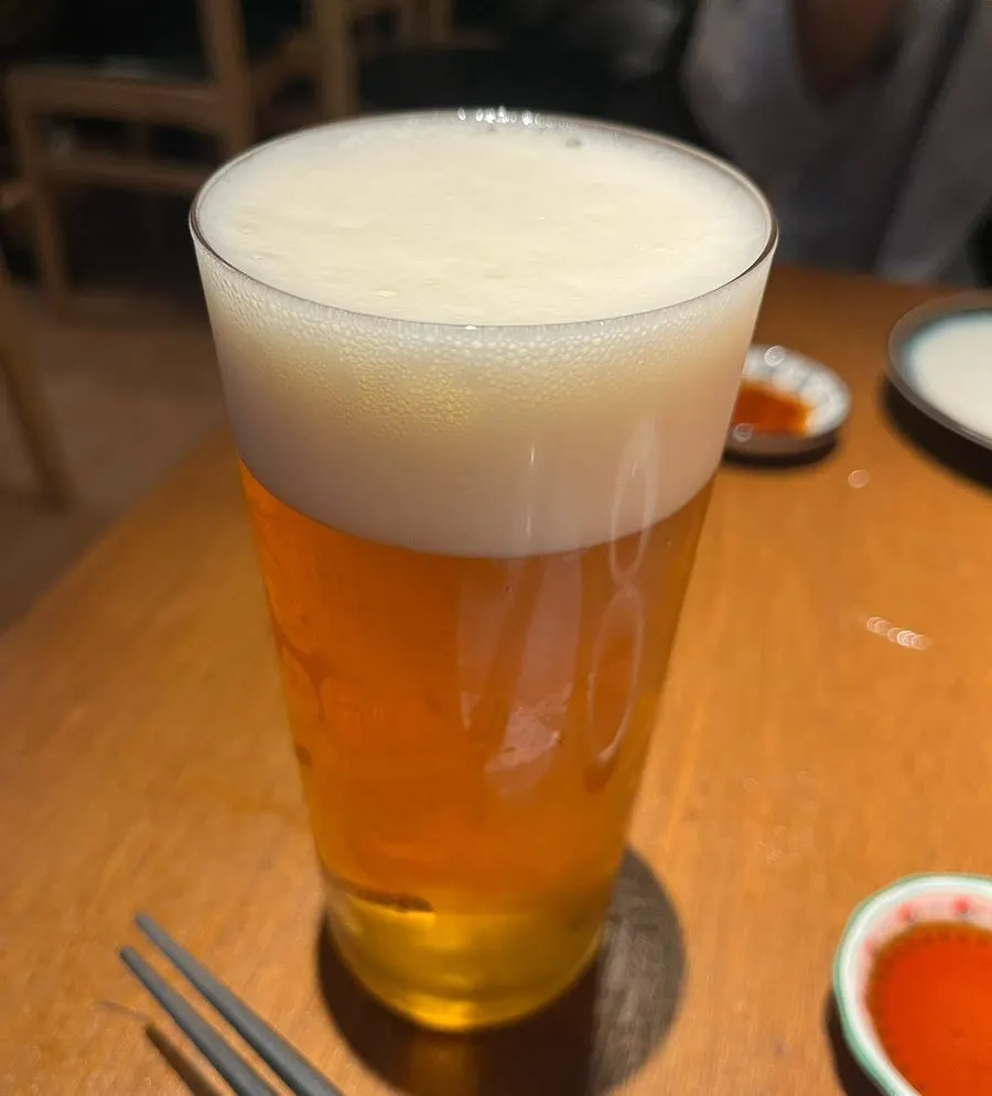 테이블에 차려진 기본 안주와 반찬