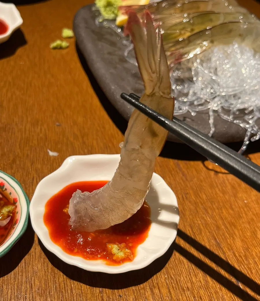 먹기 편하게 손질된 생새우회 접시