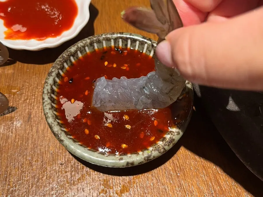 초고추장과 소스를 곁들인 생새우회