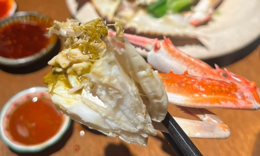 쪄서 나온 8분 가을꽃게찜 접시