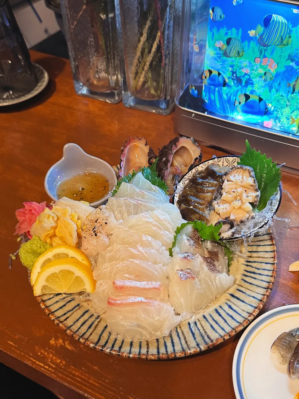수산장 술자리 테이블 전경