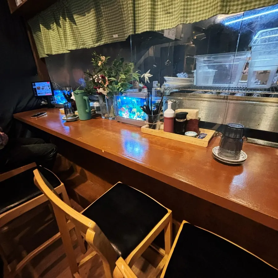 Four-person dodgy seating at Susan Jang