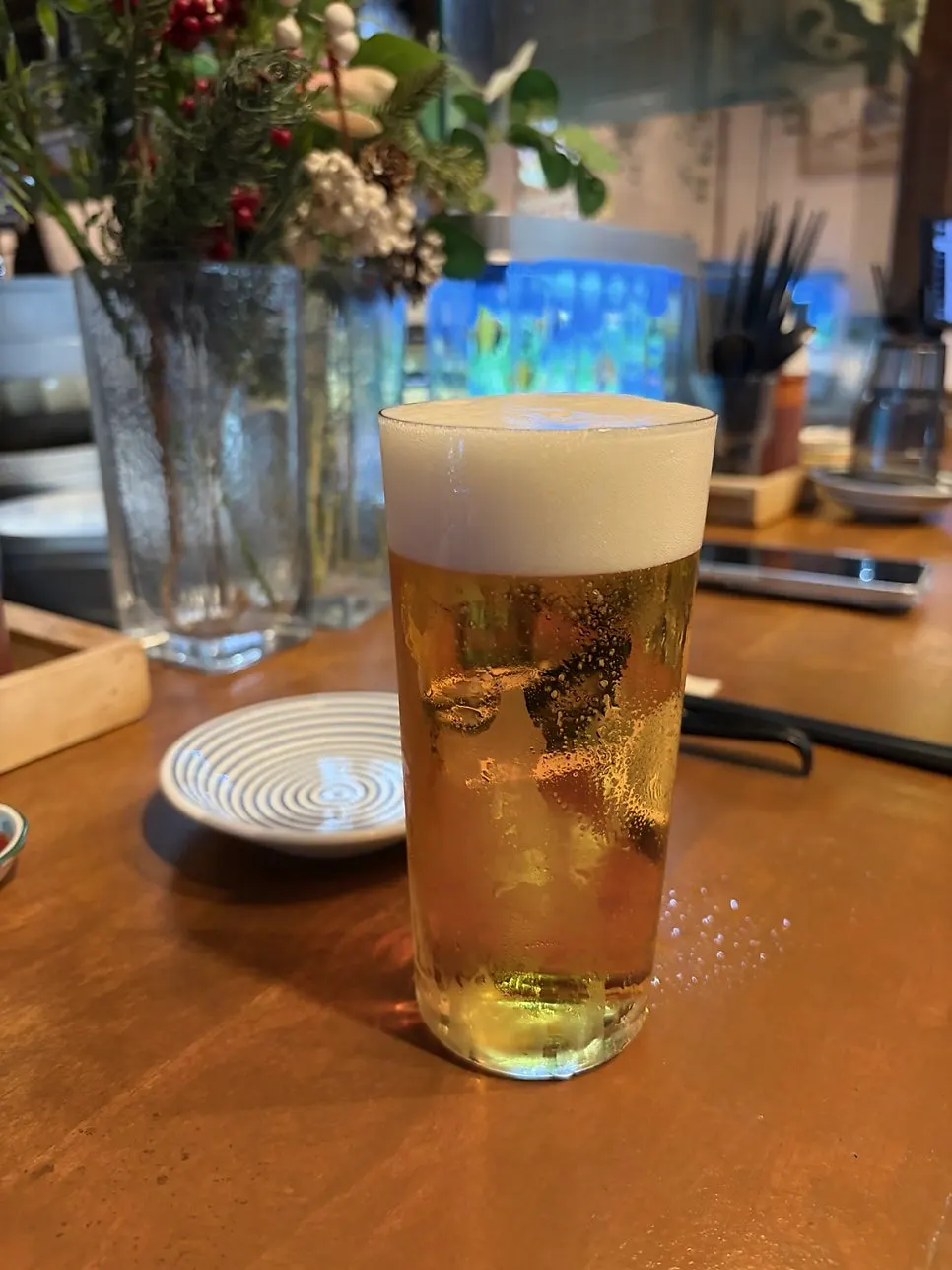 테이블에 올린 시원한 생맥주 한 잔