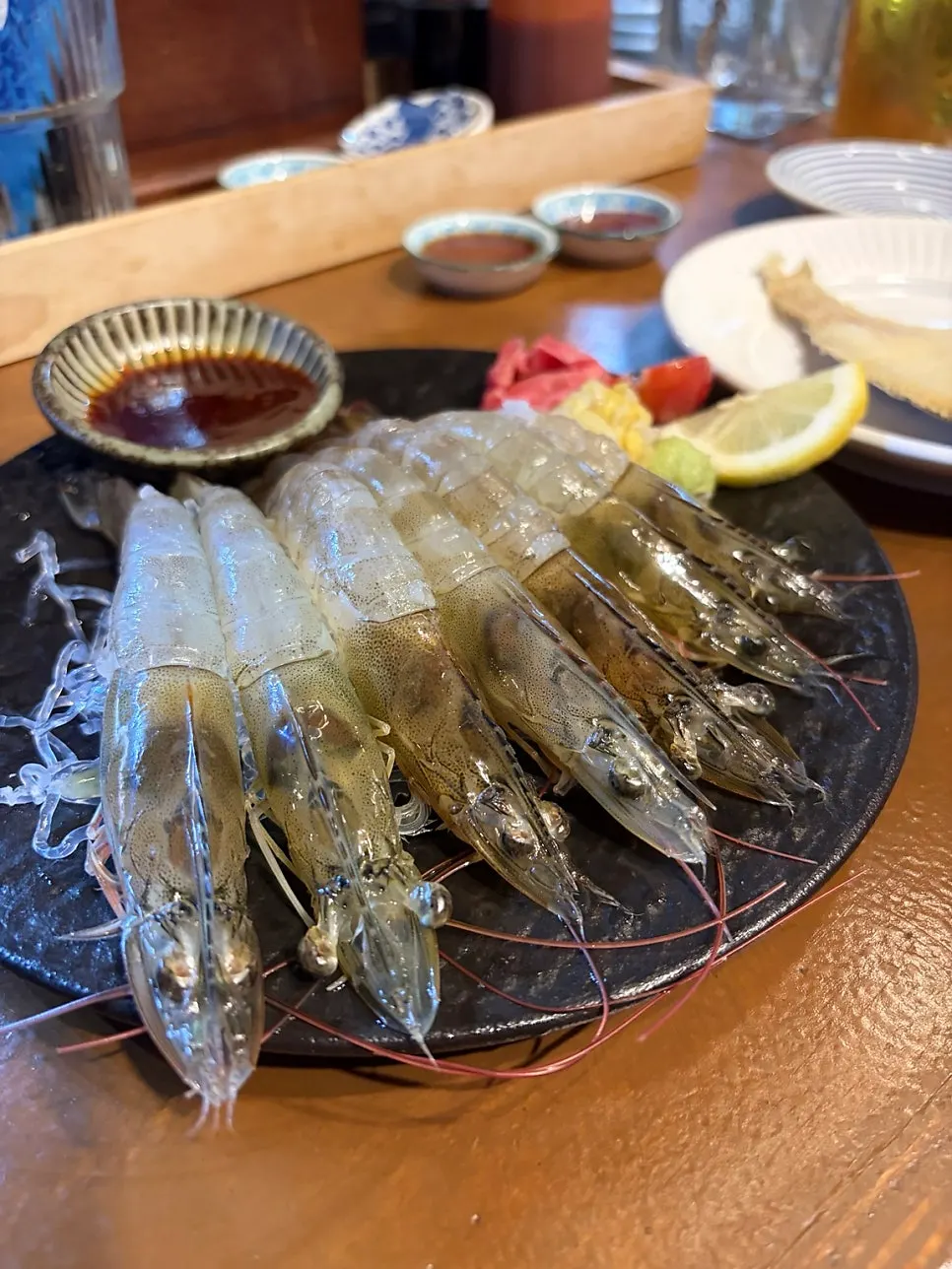 접시에 담겨 나온 신선한 생새우회