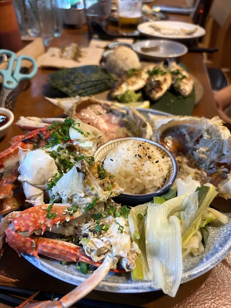 손질된 꽃게와 대파가 담긴 꽃게찜 큰 접시