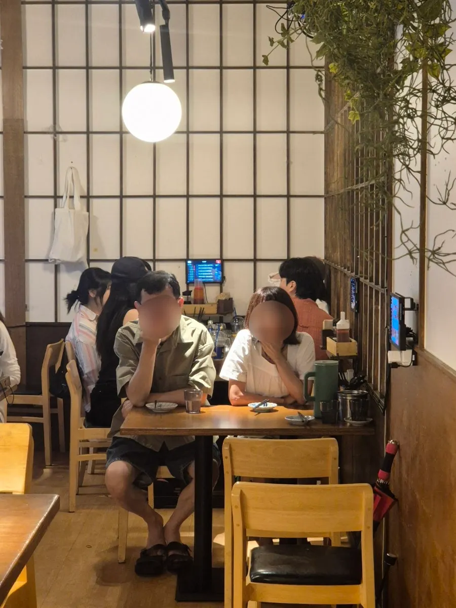 매장 안쪽 단체석이 보이는 내부