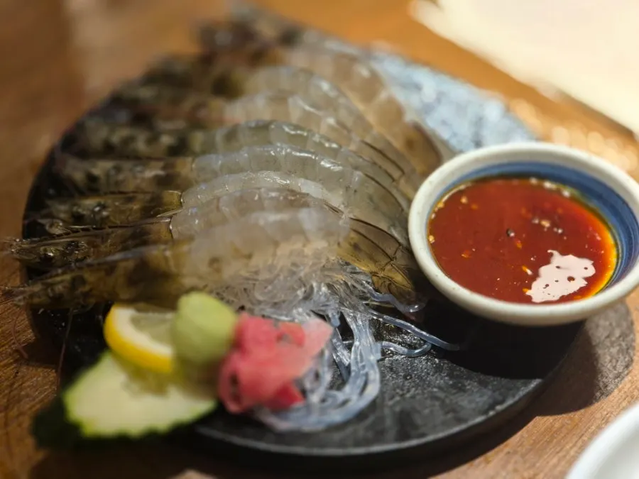 접시에 담겨 나온 제철 생새우회