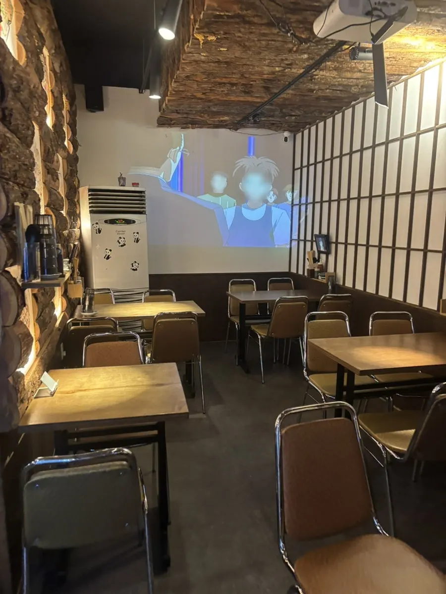 수산장 선부점 내부 테이블과 조명
