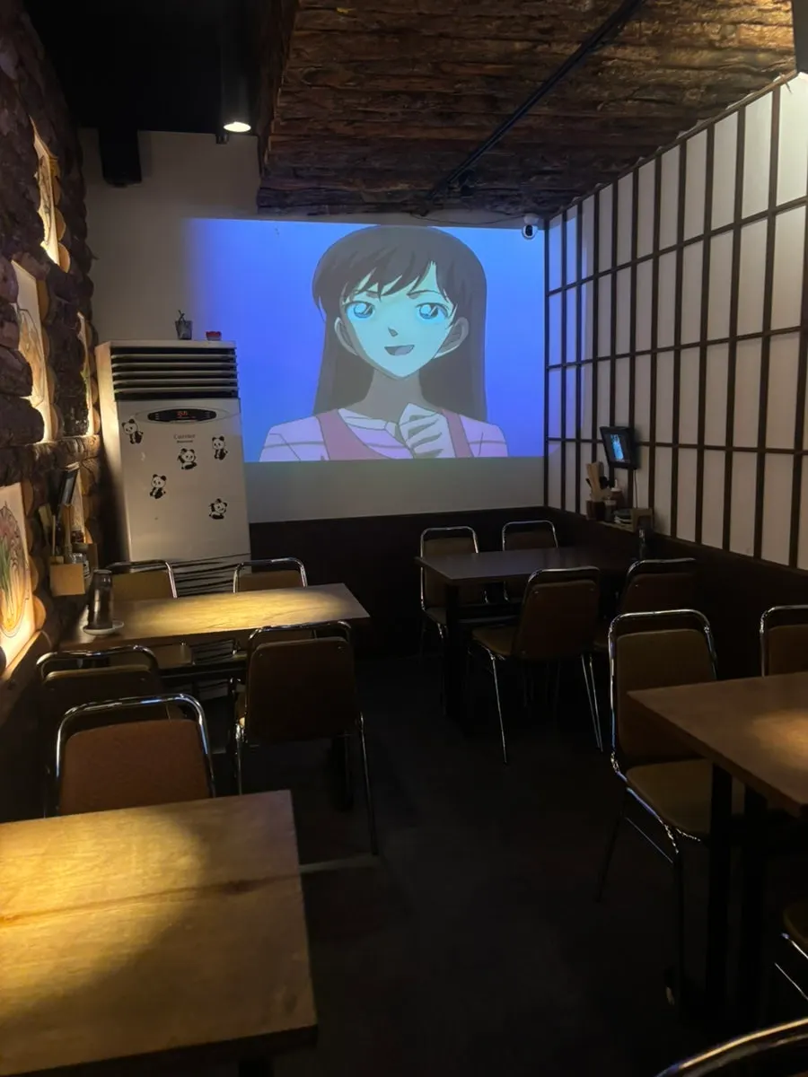 넓은 홀과 감성 조명의 이자카야 내부