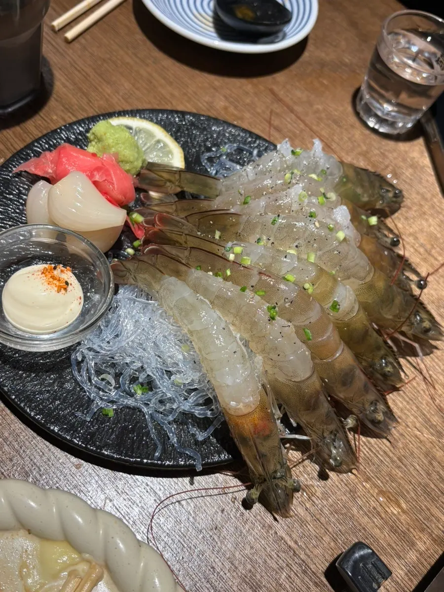 접시에 담겨 나온 신선한 생새우
