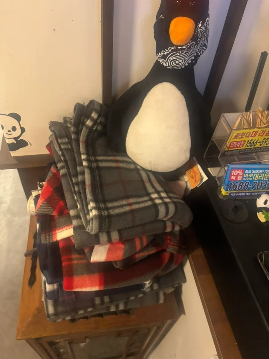 입구 쪽 자리에 비치된 담요