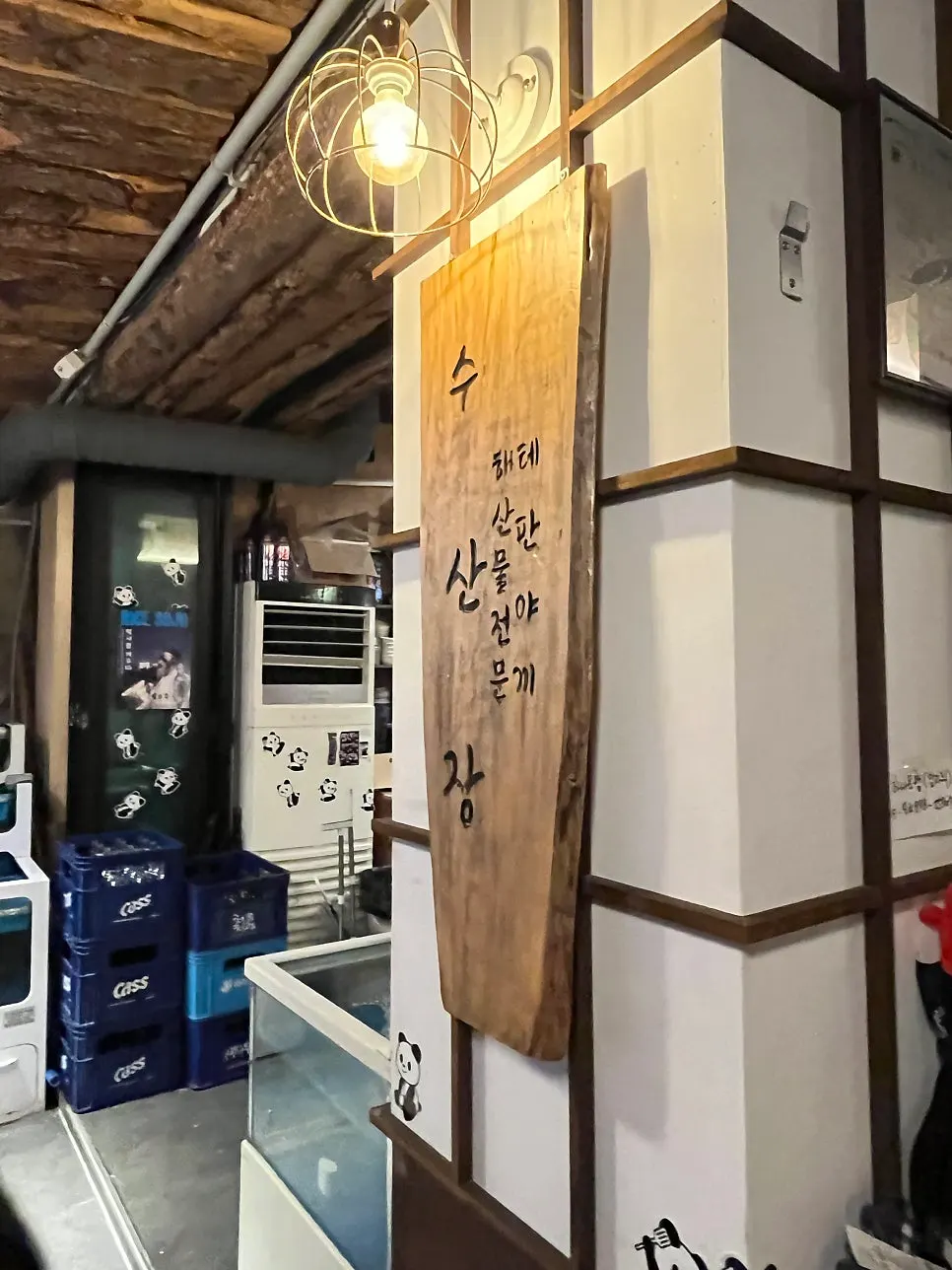 산장 컨셉의 나무 인테리어 좌석