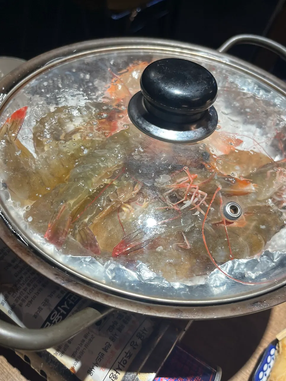 불판에 올린 생새우 소금구이