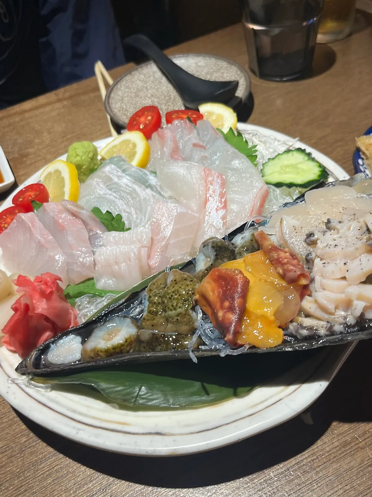 해삼과 멍게가 곁들여진 모둠회 접시