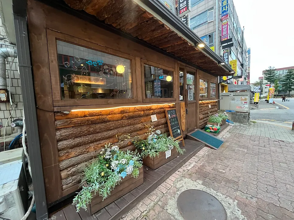 식사를 마친 수산장 테이블 전경