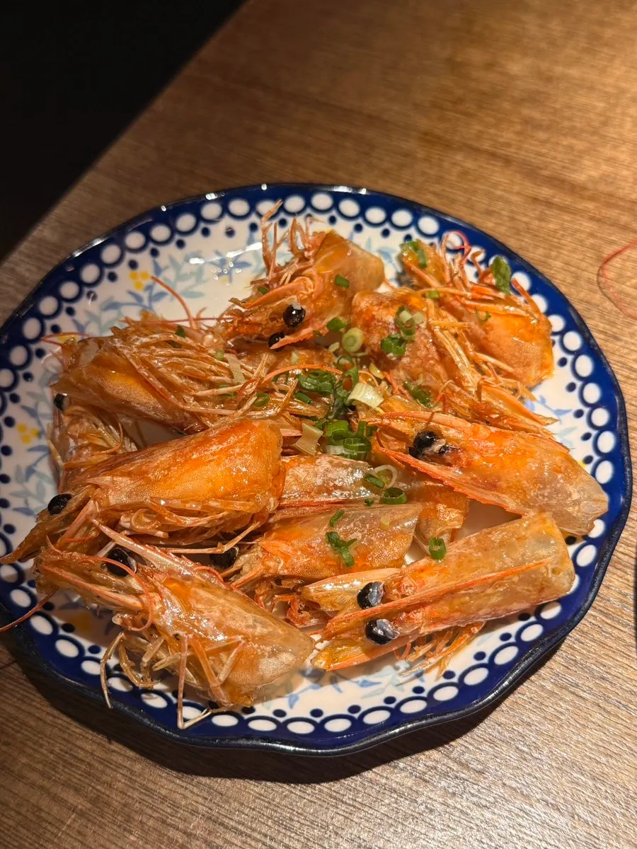 바삭하게 구워진 새우 머리 버터구이