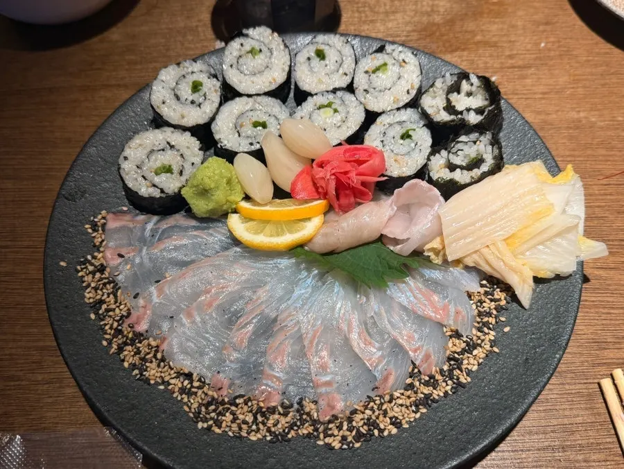 광어회와 소금김밥 한 상
