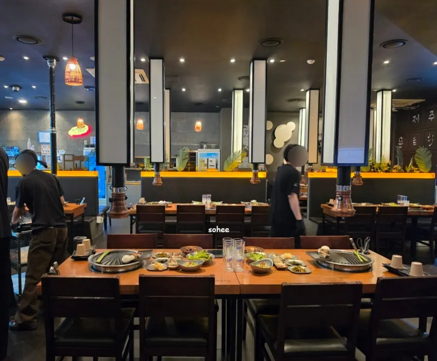 Black interior inside Jeju Monteurak Bundang Sunae Branch