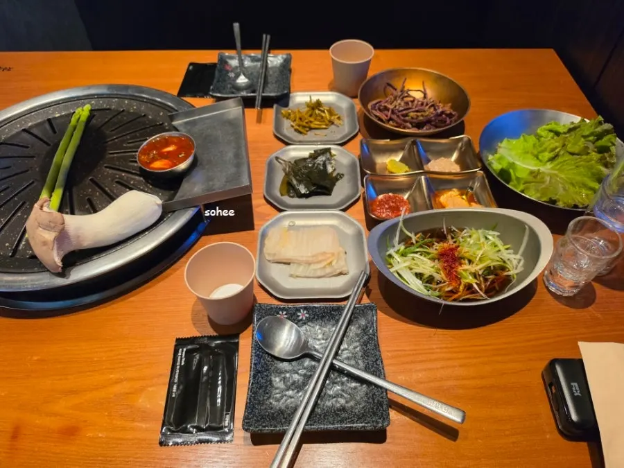 Wide hall seating arrangement at Jeju Monteurak Sunae