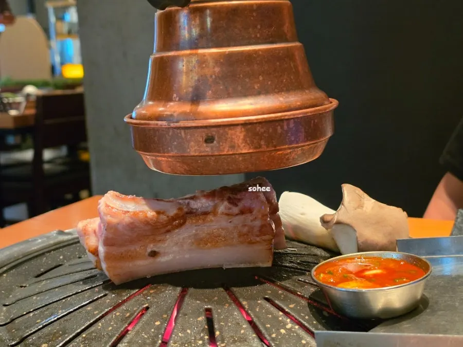 Basic side dishes and lettuce wrap vegetables at Jeju Monteurak