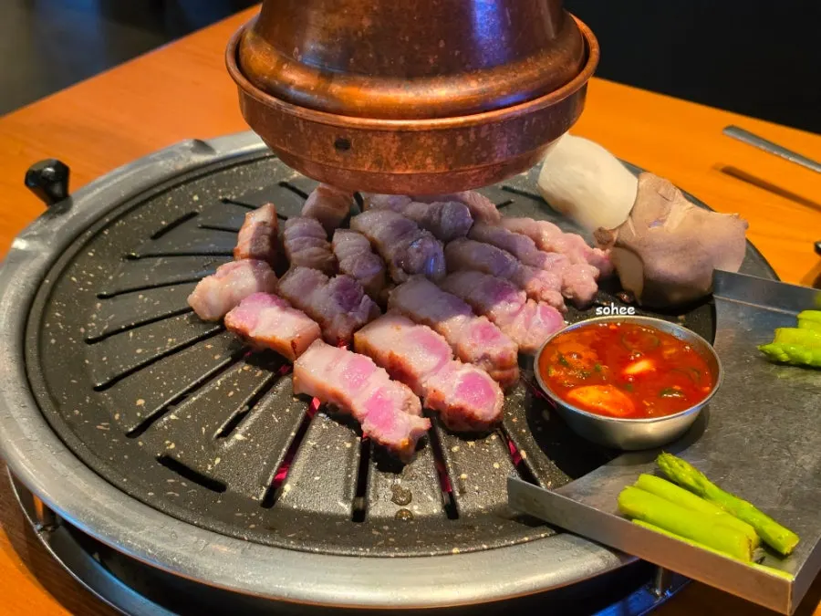 Jeju white pork samgyeopsal 300g on the grill