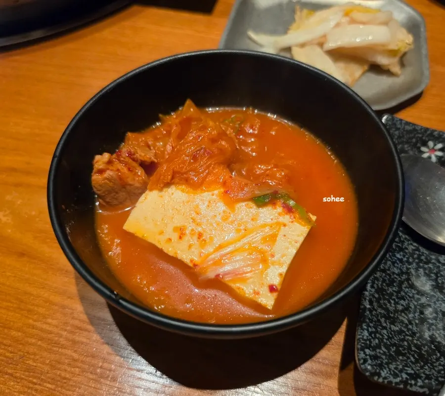 Golden-brown grilled Jeju white pork samgyeopsal