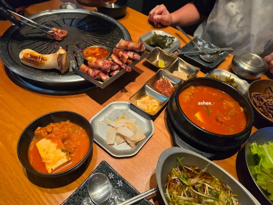 Monteurak kimchi jjigae with a bowl of rice