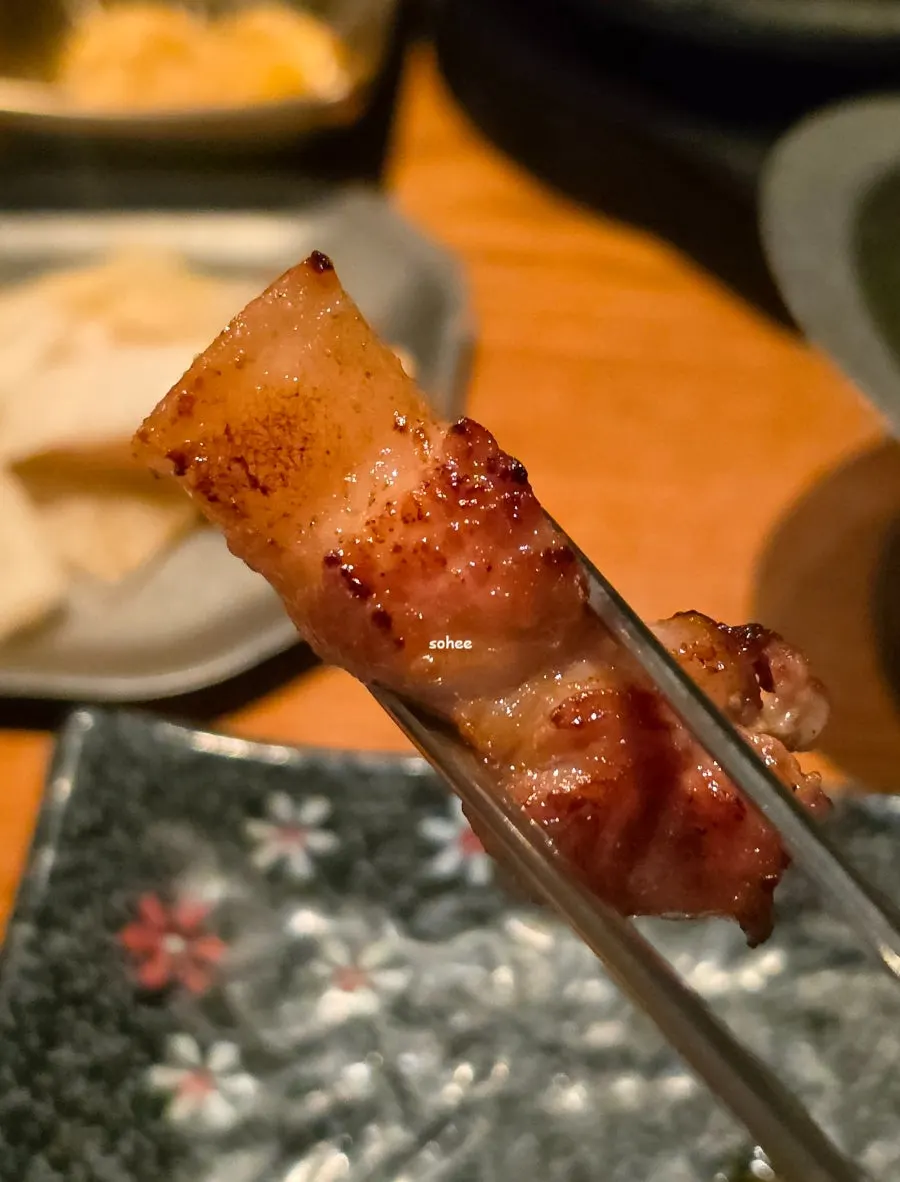 Cross-section of the Jeju samgyeopsal cut with scissors