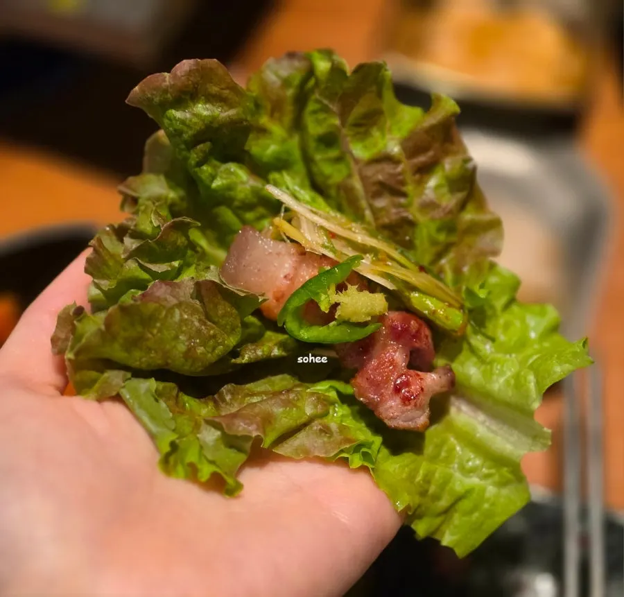 Refilled lettuce wrap vegetables and the final samgyeopsal spread